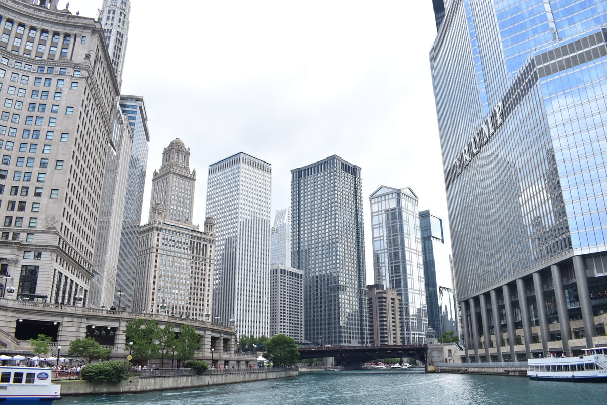 Historic towers and glass skyscrapers line the Chicago River.